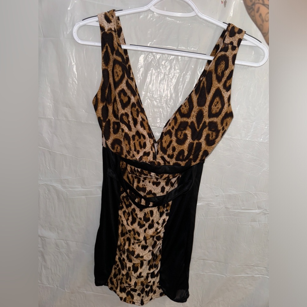 No tags so no size but fits like a medium could wear as dress or shirt
